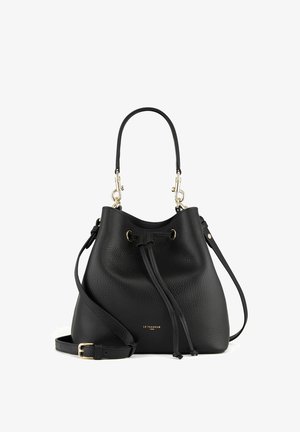 Borsa a secchiello nera in pelle con finitura testurizzata, hardware dorato, chiusura a coulisse e tracolla rimovibile.