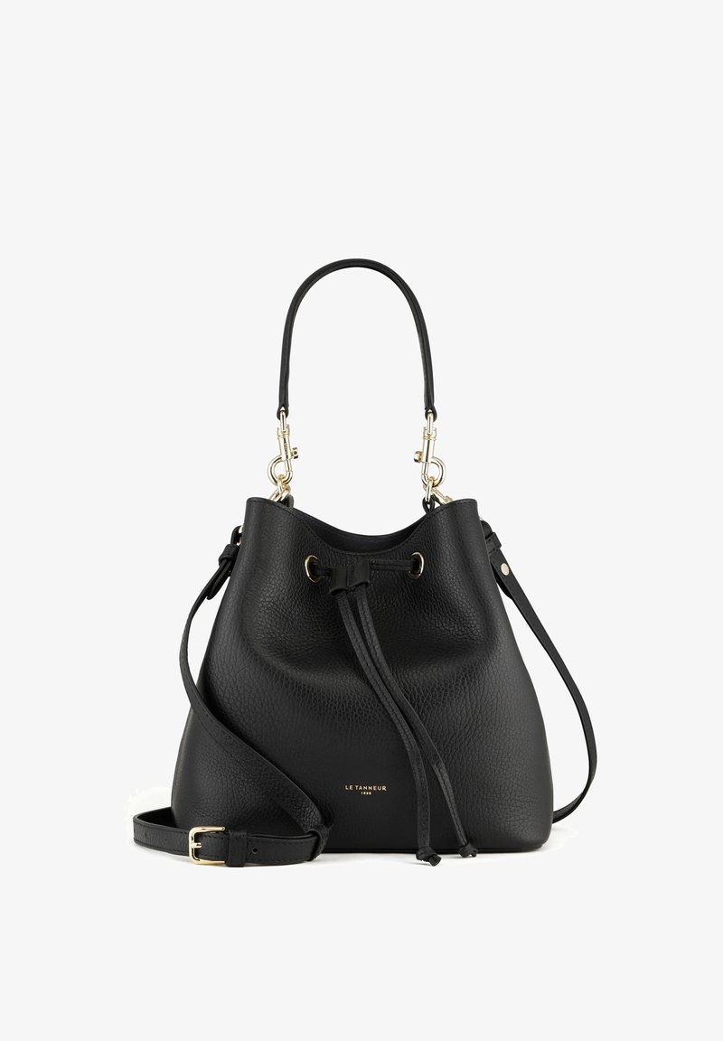 Borsa a secchiello nera in pelle con finitura testurizzata, hardware dorato, chiusura a coulisse e tracolla rimovibile.