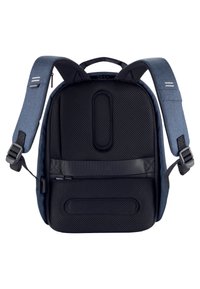 Sac à dos avec un extérieur en tissu bleu, rembourrage en maille noire, sangles ajustables et un design épuré et moderne avec une accentuation en bande horizontale.