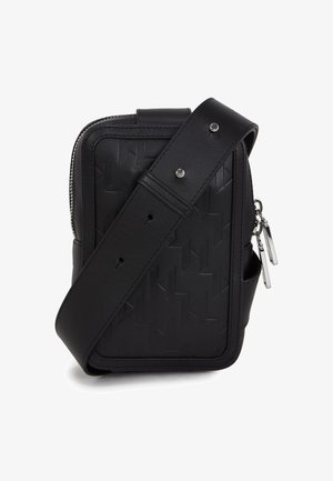 Bolsa de ombro em couro preto com padrão geométrico em relevo, fecho éclair prateado e alça ajustável. Apresenta um design retangular elegante.