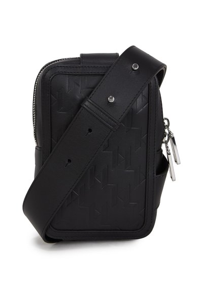 Sac à bandoulière en cuir noir avec un motif géométrique embossé, fermeture éclair argentée et bandoulière réglable. Présente un design rectangulaire élégant.