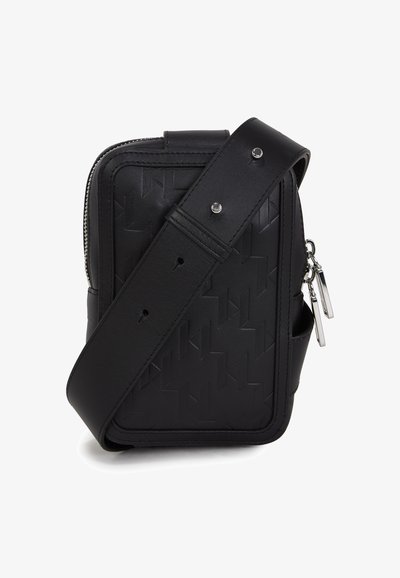 Sac à bandoulière en cuir noir avec un motif géométrique embossé, fermeture éclair argentée et bandoulière réglable. Présente un design rectangulaire élégant.