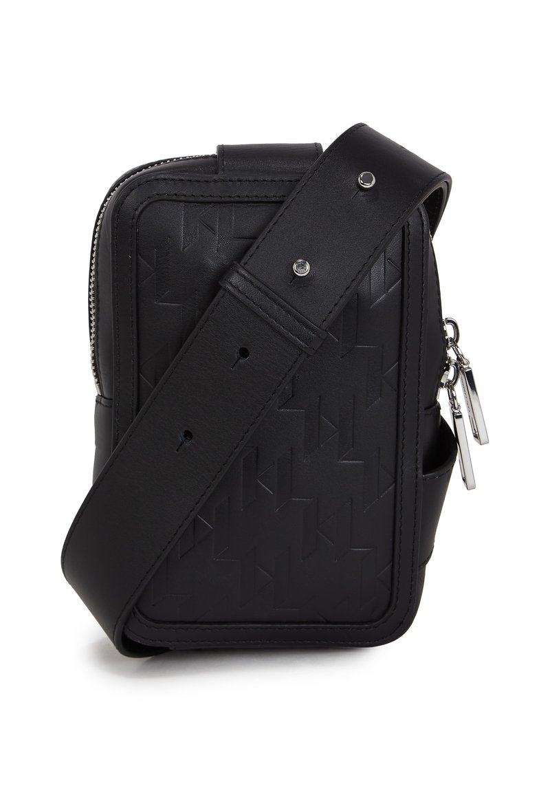 Borsa a tracolla in pelle nera con motivo geometrico in rilievo, zip argentata e tracolla regolabile. Presenta un design rettangolare elegante.