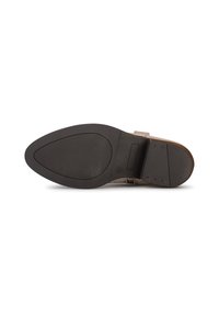 Suela de zapato de cuero marrón con una suela exterior de goma negra texturizada, que presenta un ligero tacón y un diseño de borde liso.