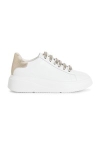 Vit sneaker med en texturerad guldaccent vid hälen, med metalliska snören och en tjock sula. Slät lädermaterial med en minimalistisk design.