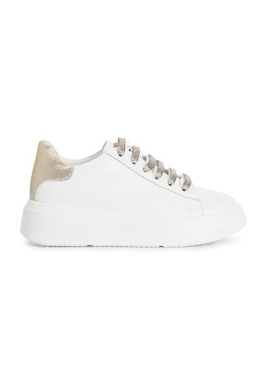 Sneaker bianco con un accento dorato testurizzato sul tallone, presenta lacci metallici e una suola spessa. Materiale in pelle liscia con un design minimalista.
