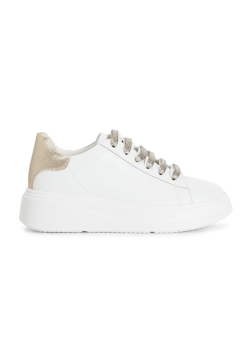 Vit sneaker med en texturerad guldaccent vid hälen, med metalliska snören och en tjock sula. Slät lädermaterial med en minimalistisk design.