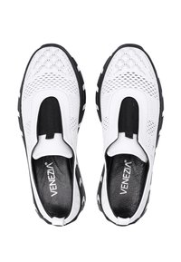 Weiße Slipper mit strukturiertem Obermaterial, ausgestattet mit schwarzen Akzenten, elastischen Bändern und einem gemusterten Design auf der Oberfläche. Gummisohle.