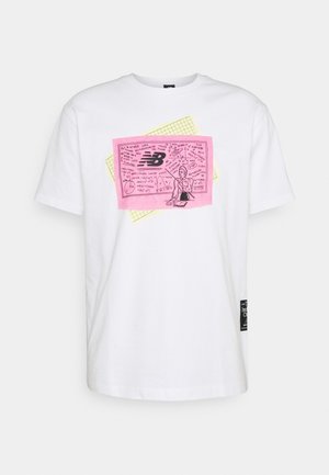 T-shirt blanc à manches courtes avec un graphique d'une personne étudiant les mathématiques sur un papier quadrillé rose et jaune sur la poitrine et une petite étiquette noire sur le côté.