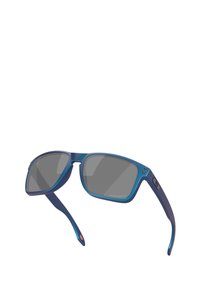 Occhiali da sole blu con finitura opaca, lenti rettangolari, tonalità grigia scura e un design elegante. Presentano il logo sulle tempie e una montatura robusta.