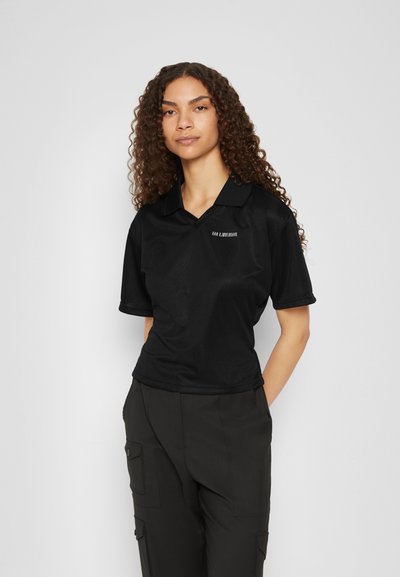 Camisa polo preta de manga curta com decote em V, apresentando um padrão de diamante texturizado e o nome da marca em branco no peito.