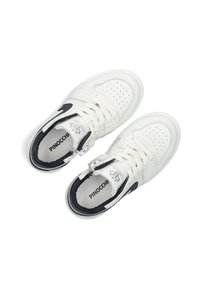 Witte leren sneakers met geperforeerde neus, zwarte accenten en vetersluiting. Voorzien van branding aan de binnenzijde en aan de buitenkant. Rubberen zool.