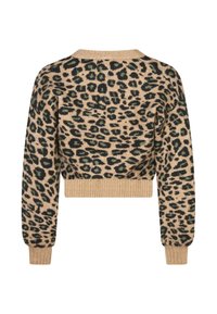 Pull en maille courte couleur beige avec des taches de léopard noires et vertes. Présente un ourlet et des poignets côtelés, une coupe décontractée et un col rond.