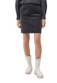 Jupe noire longueur cheville en tissu doux et texturé. Associée à des bottes en cuir blanches avec une semelle épaisse.