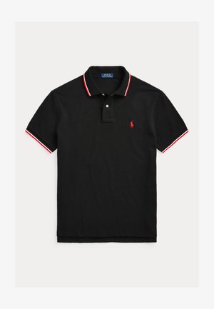 Juodas polo marškinėliai, pagaminti iš medvilnės; turi dvi mygtukų pradžią, raudoną logotipo akcentą ir baltus/raudonus dryžuotus apykaklės bei rankovių kraštus.