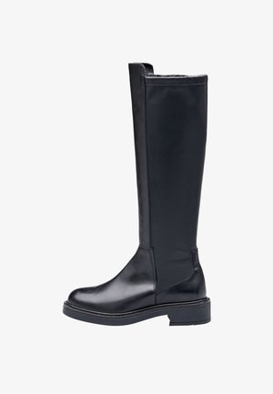 Botín negro de cuero hasta la rodilla con tacón bajo, punta redonda, cremallera lateral y acabado suave, aislado sobre fondo blanco.