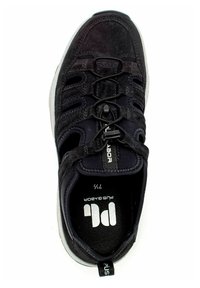 Schwarzer Athletischschuh aus Wildleder und Mesh-Material, mit elastischen Schnürsenkeln, einer gepolsterten Innensohle und einer grauen Gummisohle.