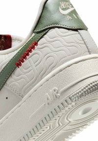 Nike Sportswear AIR FORCE 1 - Sneakers basse - sail light bone university red jade horizon