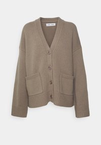 Brauner Strickcardigan mit V-Ausschnitt, zwei Fronttaschen und drei Knöpfen. Verfügt über gerippte Bündchen und Saum. Texturiertes, mittelschweres Material.