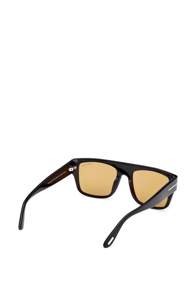 Ochelari de soare din plastic negru, cu lentile maro, formă unghiulară și accente metalice pe brațe. Finisaj lustruit cu un design elegant.