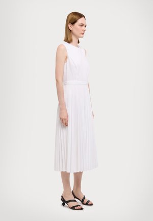 SLEEK PLEATED DRESS  - Vapaa-ajan mekko - white