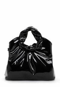 Czarna torebka z lakowanej skóry patentowej z węzłowym uchwytem, charakteryzująca się marszczonym wzorem i gładkim, błyszczącym wykończeniem. Zamek błyskawiczny widoczny z boku.