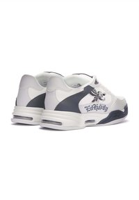 Białe i szare buty sportowe z teksturowaną skórzaną cholewką, poduszką powietrzną, haftowanym wzorem orła oraz brandingiem 'Ed Hardy'.
