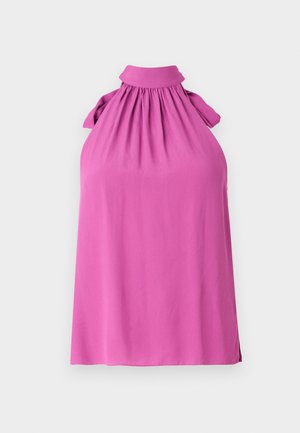 Top sin mangas en un vibrante color rosa con un cuello alto, escote fruncido y acentos de lazo en los hombros, hecho de una tela suave.