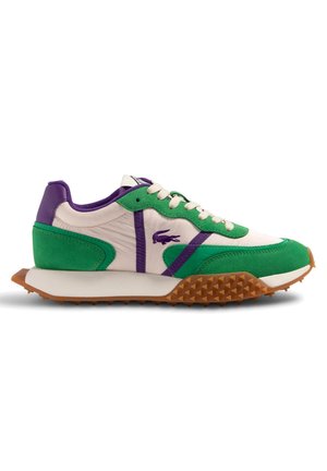 Grüner und lila Sportschuh mit weißen Akzenten, strukturierter brauner Sohle, Lacoste Krokodil-Logo an der Seite und weißen Schnürsenkeln.