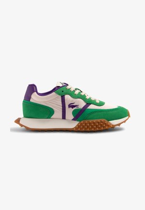 Zapatilla deportiva verde y morada con detalles blancos, suela marrón texturizada, logo del cocodrilo de Lacoste en el lateral y cordones blancos.