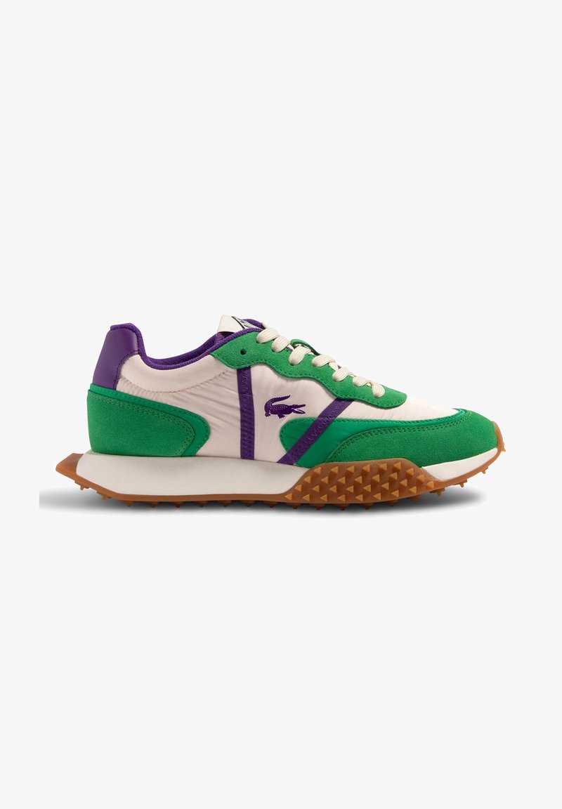 Basket de sport verte et violette avec des accents blancs, semelle marron texturée, logo crocodile Lacoste sur le côté et lacets blancs.