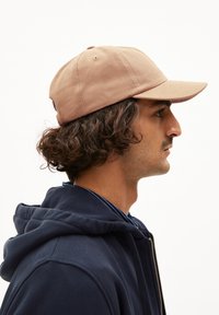 ARMEDANGELS YAANIS BOLD - Pet - pale umber