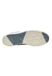Suola di scarpa con superficie in gomma testurizzata. Presenta una base bianca con accenti grigi e blu. Contiene un motivo a rombi per una migliore aderenza.