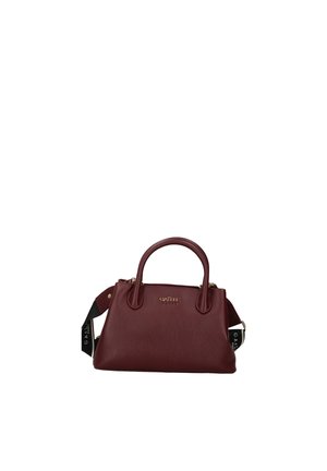 Bolso de mano de cuero burdeos con asas dobles, logo dorado y correa de hombro negra desmontable con texto blanco.