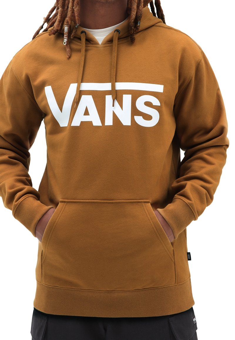 Brauner Kapuzenpullover mit einem weißen "VANS"-Logo über der Brust, ausgestattet mit einer Kängurutasche und verstellbarem Kapuzenzug. Hergestellt aus weichem, strukturiertem Stoff.