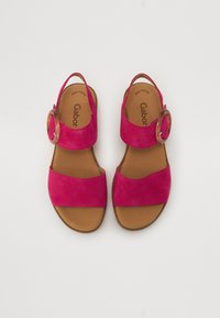 Rosa semskede sandaler med bred stroppedesign, sirkulær spenne og en flat brun såle. Inni er det innskrevet "Gabor Best Fitting".