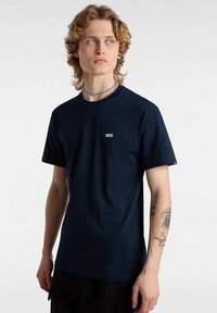 Marineblauwe katoenen t-shirt met korte mouwen, ronde hals en een klein wit Vans-logo op de borst. Eenvoudig, casual ontwerp.