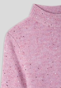 Maglione rosa a maglia con colletto alto, impreziosito da piccole paillettes lucide sparpagliate sulla stoffa.