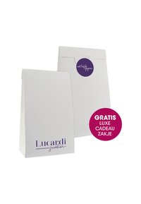 Weiße Geschenktüten mit strukturiertem Finish. Mit einem lila Logo und runden Anhängern, auf denen "mit liebe verschenken" und "GRATIS LUXE CADEAU ZAKJE" steht.
