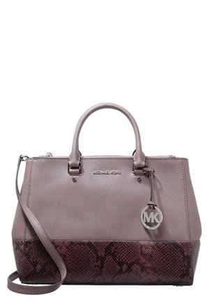 Gestructureerde handtas met bovenhandvatten en schouderriem, bovenkant van taupekleurig leer en donker bordeauxkleurige basis met slangenhuidtextuur en metalen MK-logohanger.