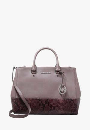 Strukturalna torebka z uchwytami górnymi i paskiem na ramię, wykonana z taupe skóry, z ciemnogranatową podstawą o fakturze skóry węża oraz metalowym zawieszonym logo MK.