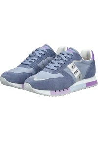 Niebieskie zamszowe i syntetyczne sneakersy z metalicznym akcentem w kolorze srebra oraz fioletowym detalem na pięcie i podeszwie, z teksturowaną cholewką i sznurowanym zapięciem.