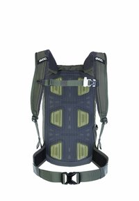 Zaino verde e grigio con pannello posteriore in rete. Presenta spallacci regolabili, chiusura a fibbia e dettagli riflettenti. Design in materiale resistente.