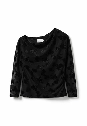 Černá blůza s dlouhým rukávem, ozdobená květinovým sametovým potiskem a volným lodičkovým výstřihem, vystavená na bílém pozadí.