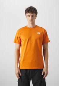 The North Face M SS BOX NSE TEE - T-shirts print - desert rust