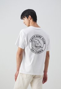Levi's® VINTAGE FIT GRAPHIC - Apdrukāts T-krekls - white