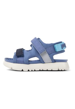 Blå sandal med justerbara remmar, med en blandning av textil och mesh-material. Tjock vit sula med mönster, öppen design för andningsförmåga.