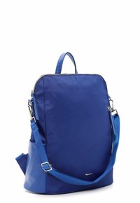 Blauwe stoffen rugzak met een ritsluiting, rechthoekige vorm, schouderband en draaghandvat. Zachte textuur met een subtiele merklogo.