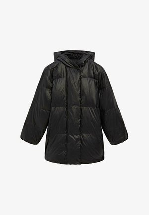 Doudoune oversized noire avec capuche, manches longues, couture matelassée et fermeture à boutons à l'avant.