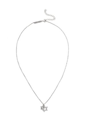 Strieborný náhrdelník s jemným retiazkou, s príveskom dvojitej hviezdy zdobeným malými čírymi kamienkami a nastaviteľnou dĺžkou zapínania.